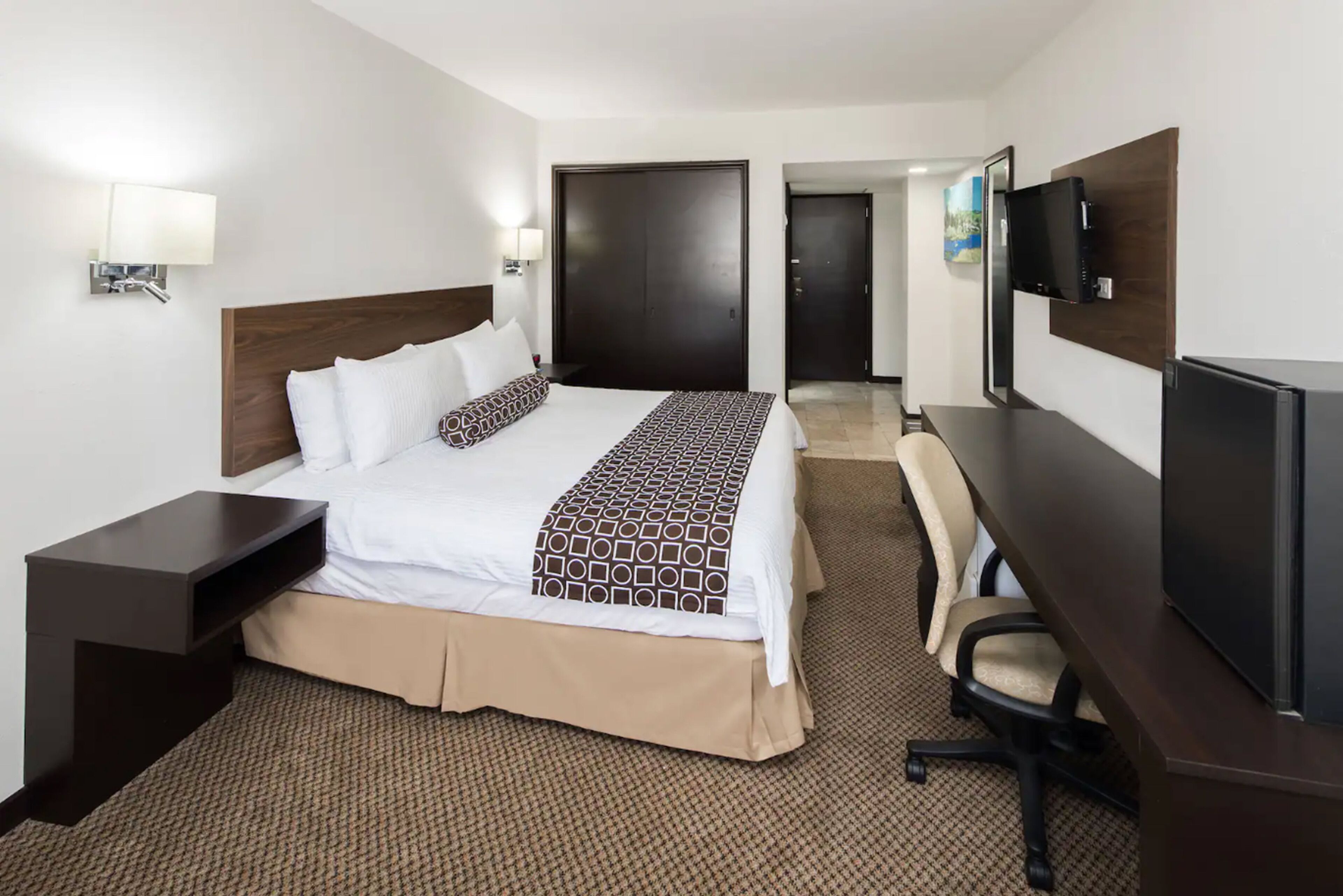 standard room, 1 king bed, non smoking | in-room safe, desk, blackout curtains, iron/ironing board