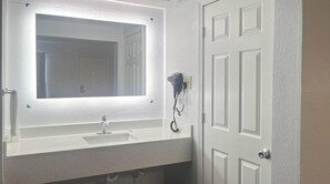 Duschwanne, kostenlose Toilettenartikel, Handtücher, Toilettenpapier