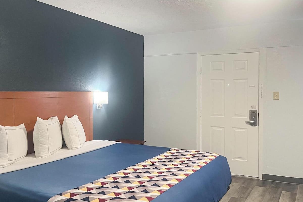 WiFi (free), bed sheets