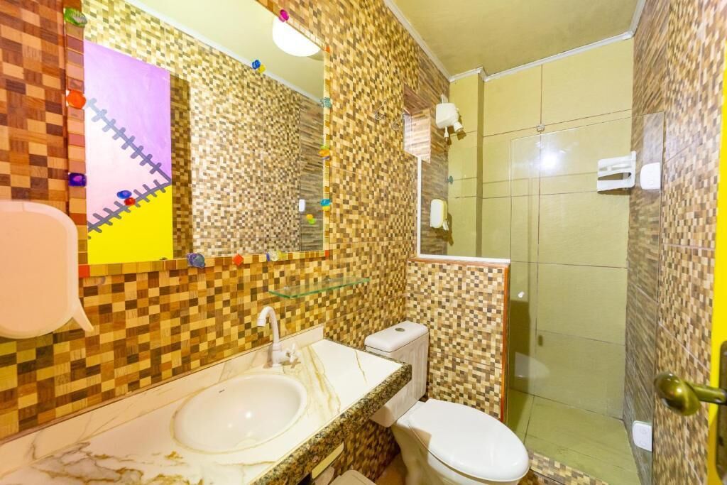 triple room | bathroom | shower, free toiletries, towels