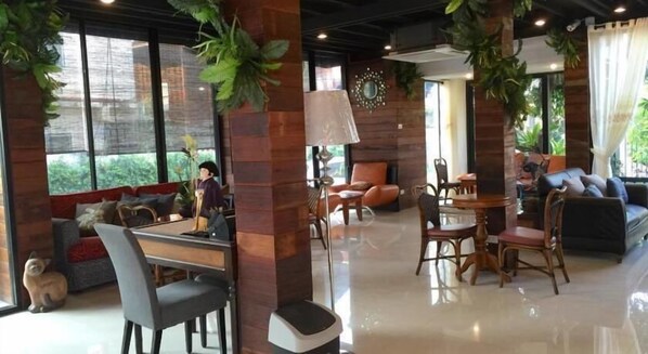 Breakfast, lunch, dinner served; Thai cuisine 