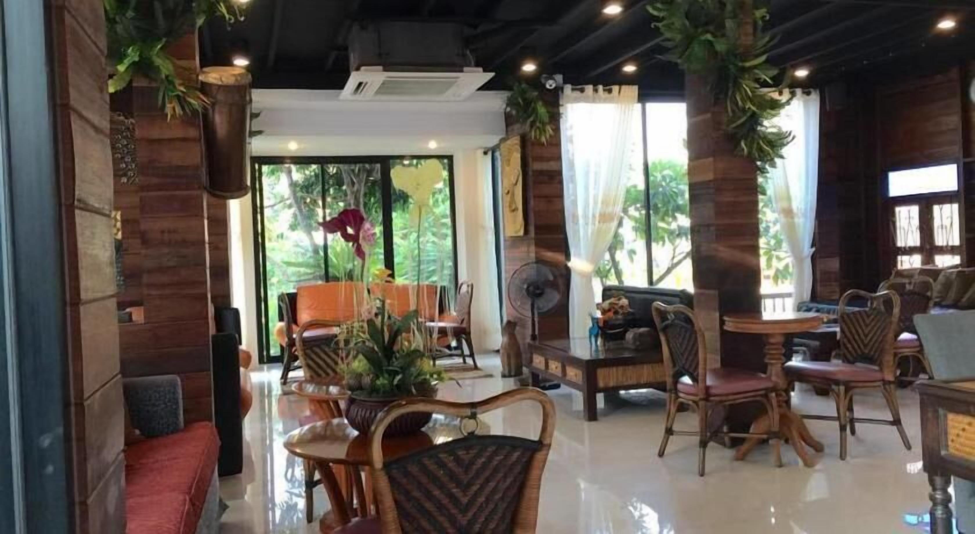 Breakfast, lunch, dinner served; Thai cuisine 