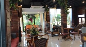 Breakfast, lunch, dinner served; Thai cuisine 