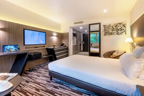 Estudio | Ropa de cama de alta calidad y caja de seguridad en la habitación 