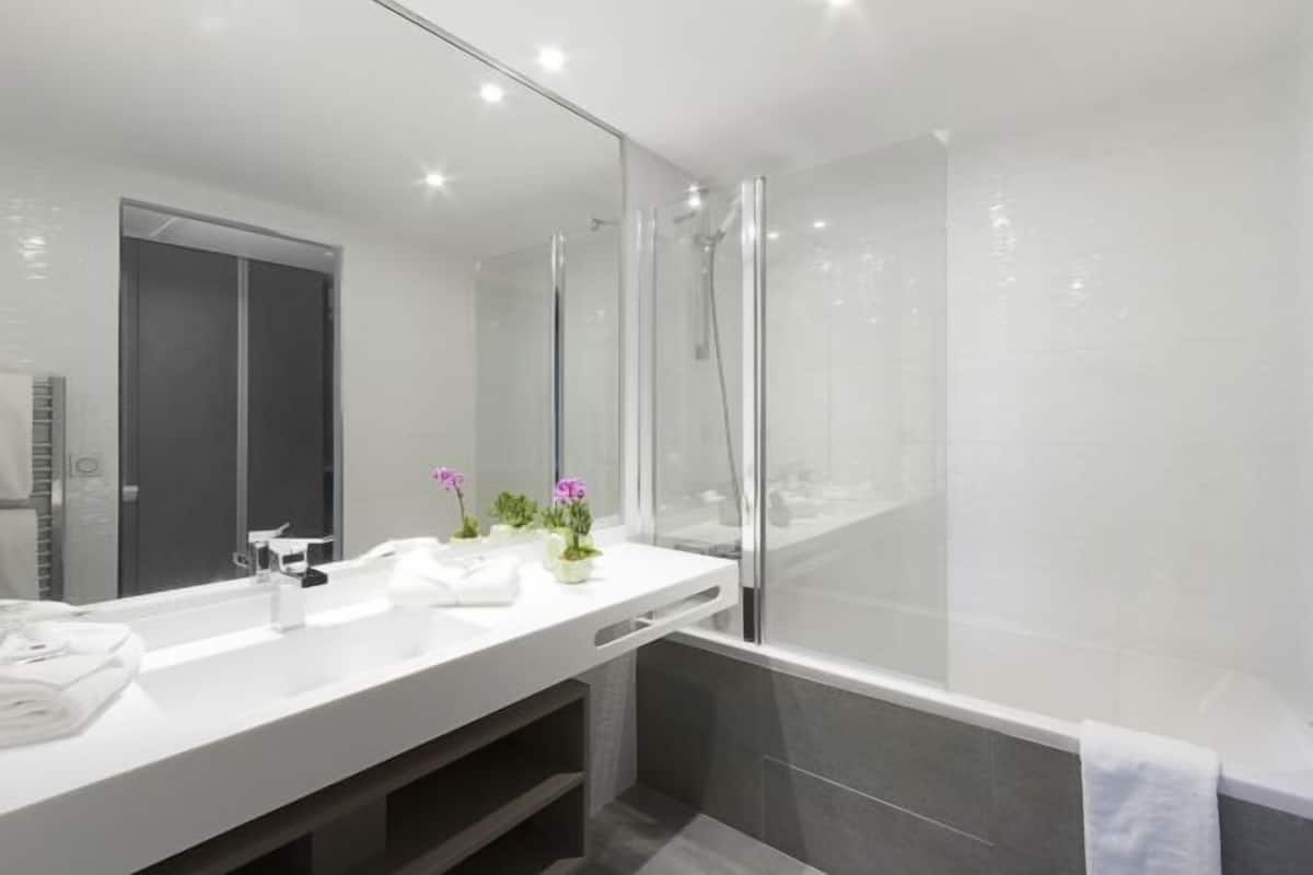 Baño | Bañera, artículos de higiene personal gratuitos y secador de pelo