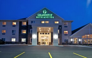 Property entrance - GrandStay Hotel & Suites Mount Horeb - Madison (Mount Horeb)