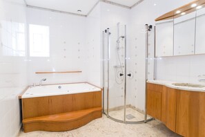 Luksus-lejlighed - 4 soveværelser | Badeværelse | Bruser, gratis toiletartikler, hårtørrer, håndklæder