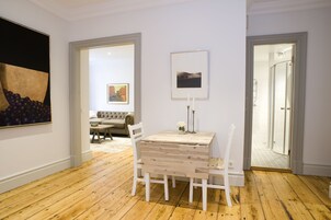 1 habitación, ropa de cama de alta calidad y escritorio 