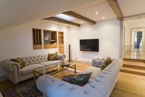 Luksusleilighet, 4 soverom | Oppholdsområde | Flatskjerm-TV