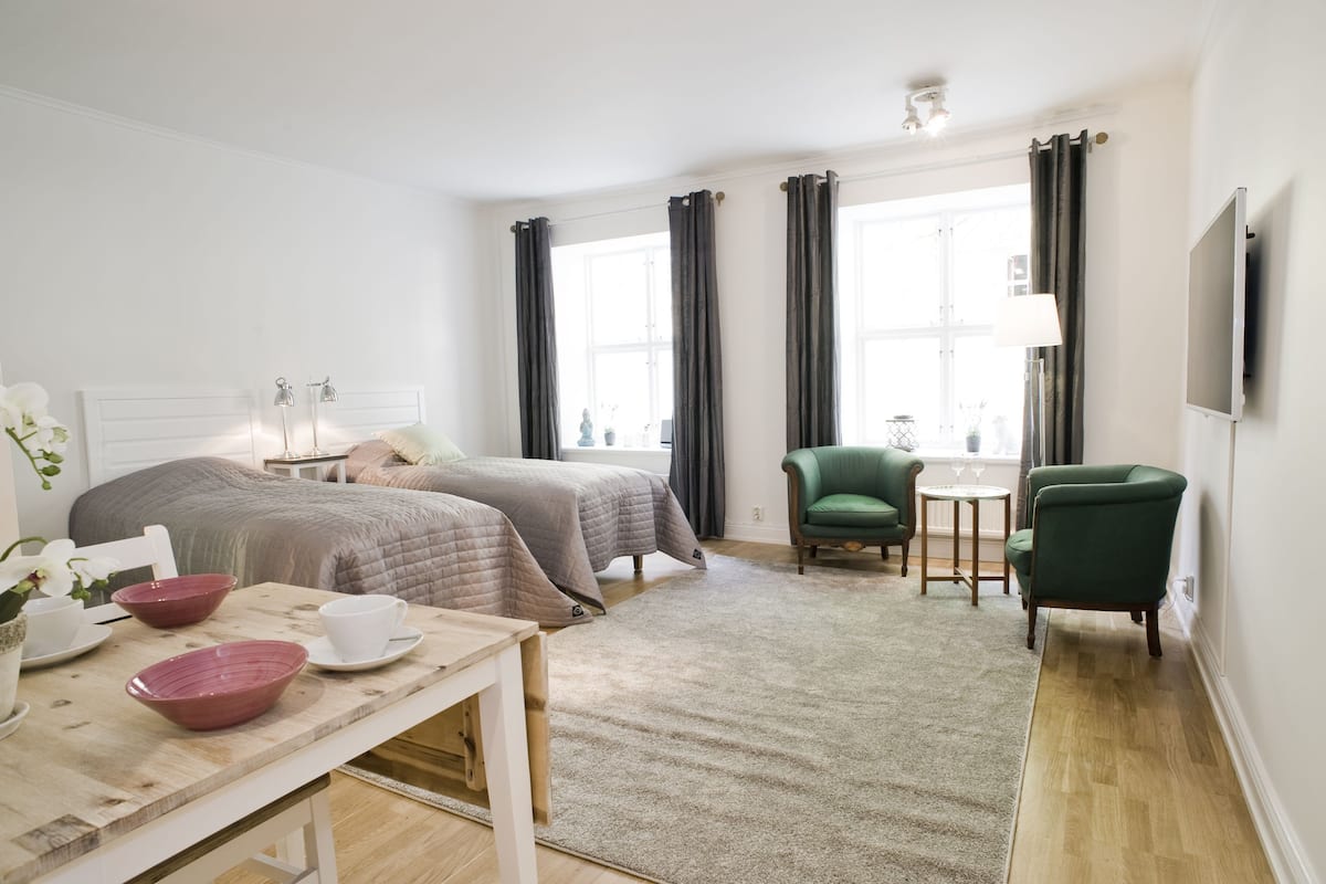 Standaard studio, 2 eenpersoonsbedden, op benedenverdieping | 1 slaapkamer, luxe beddengoed, een bureau, verduisterende gordijnen