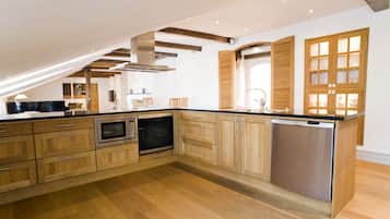 Luxury Apartment, 4 Bedrooms | Private kitchen | Fridge, microwave, oven, stovetop
