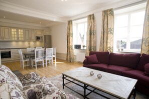 Leilighet – exclusive, 2 soverom, byutsikt, sjøvendt | Eget kjøkken | Kjøleskap, mikrobølgeovn, ovn og kokeplater