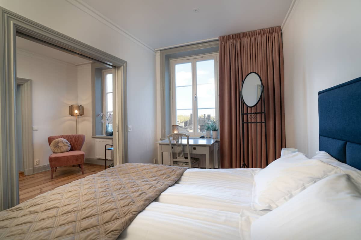 Premium appartement, 1 slaapkamer, uitzicht op stad, uitzicht op zee | 1 slaapkamer, luxe beddengoed, een bureau, verduisterende gordijnen
