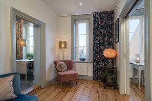 Leilighet – premium, 1 soverom, byutsikt, sjøvendt | Oppholdsrom | Flatskjerm-TV