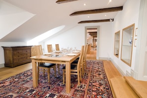 Luxury Apartment, 4 Bedrooms | In-room dining