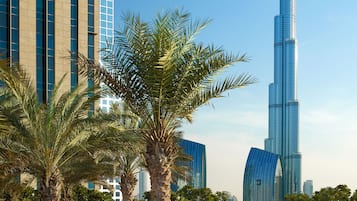 Een binnenzwembad, een buitenzwembad, ligstoelen bij het zwembad