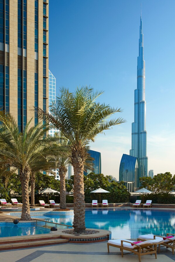 Piscine couverte, piscine extérieure, chaises longues