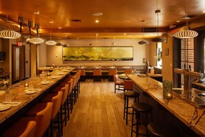 2 restaurantes; se sirven desayunos, comidas, cenas y brunch