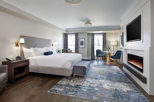 Signature Premium King | Pillowtop beds, in-room safe, desk, laptop workspace