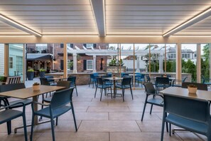 2 restaurantes; se sirven desayunos, comidas, cenas y brunch