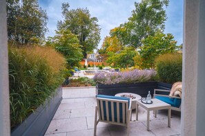 Signature Wellness Suite with Patio | Pillowtop beds, in-room safe, desk, laptop workspace - 124 on Queen Hotel & Spa (Niagara-on-the-Lake)