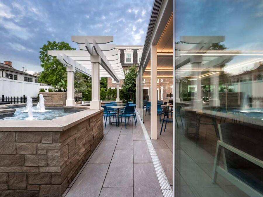 2 restaurants; breakfast, lunch, dinner, and brunch served