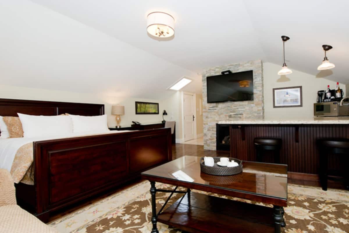 Studio Suite (Adjacent to the Main Building & Stairs Only) | Tilam berlapik, peti besi dalam bilik, meja, ruang kerja komputer riba