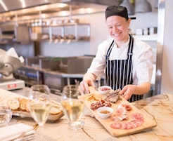 2 restaurants, breakfast served