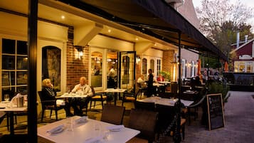2 restaurants, serveren ontbijt