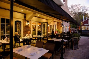 2 restaurantes, se sirve desayuno 