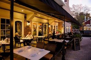 2 restaurants, breakfast served