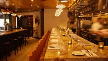 2 か所のレストラン : 朝食、ランチ、ディナー、ブランチに営業