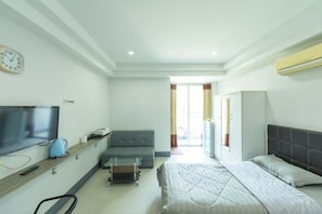 Standard Twin Room | Escrivaninha, Wi-Fi de cortesia, roupa de cama