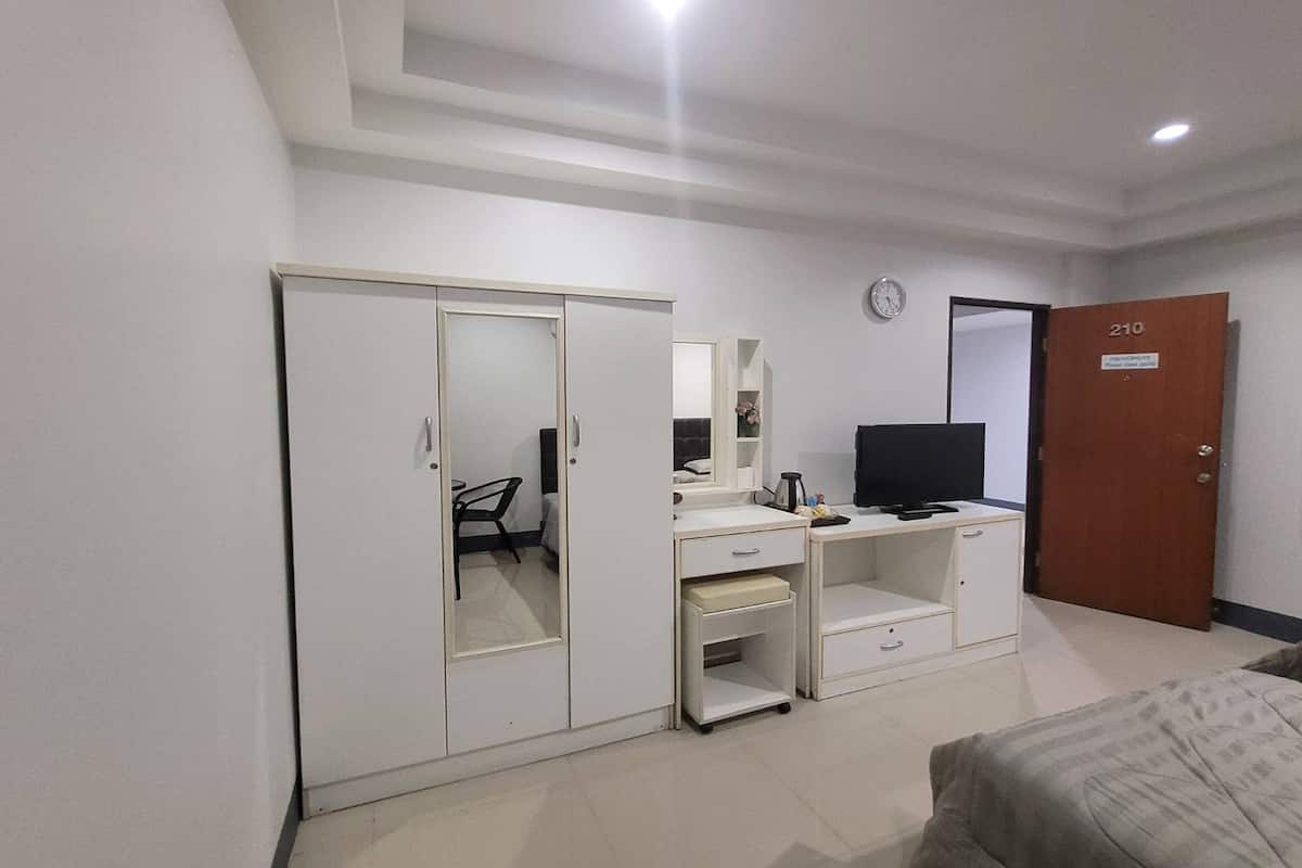 standard twin room | desk, free wifi, bed sheets