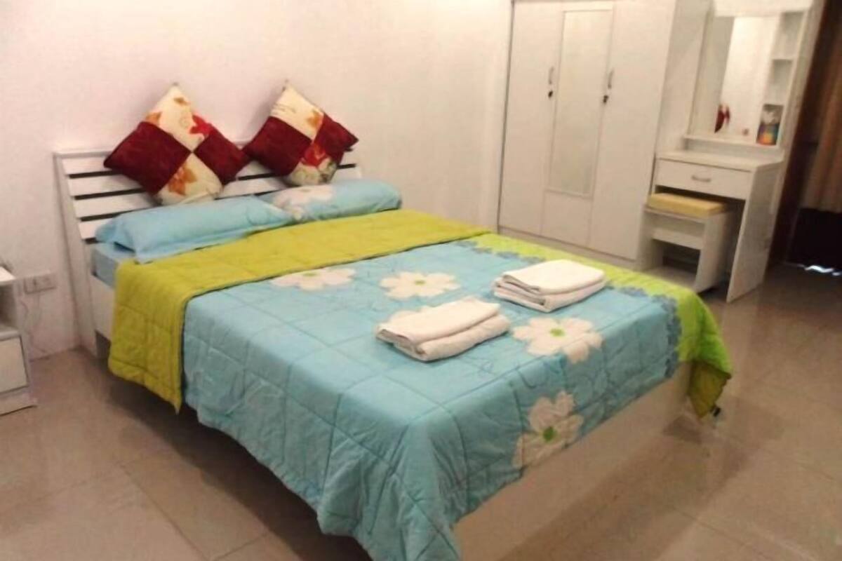 Escritorio, wifi gratis, ropa de cama