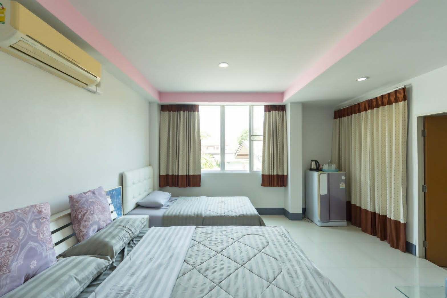 Family Room | Desk, free WiFi, bed sheets