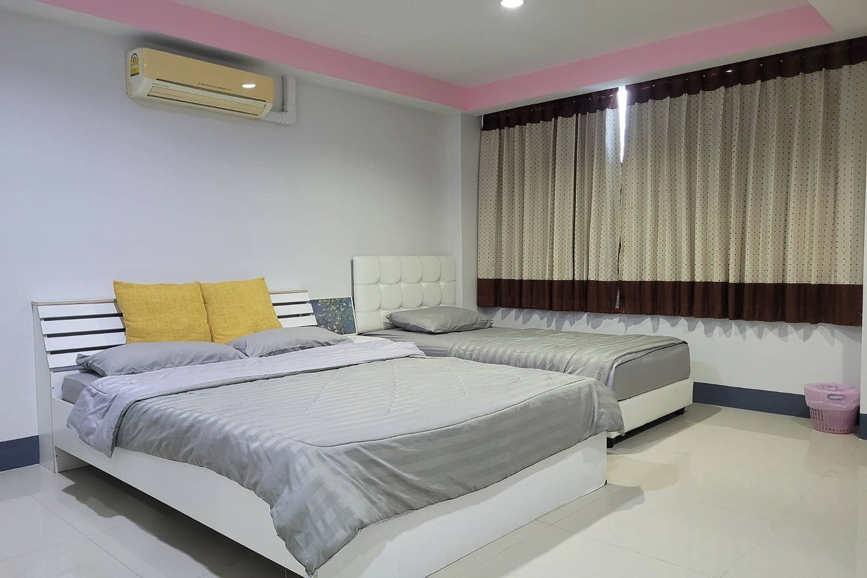 Escritorio, wifi gratis y ropa de cama 