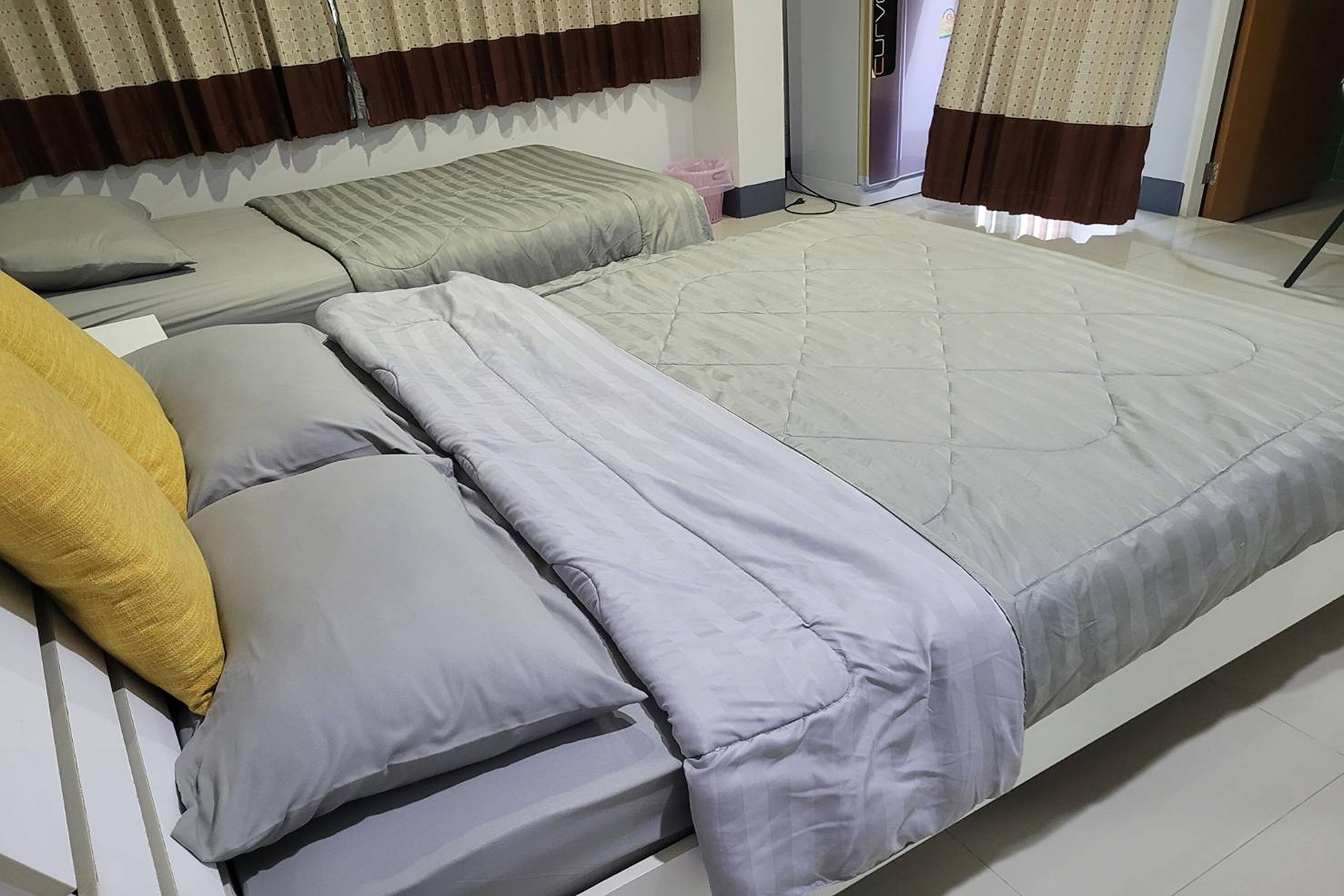 family room | desk, free wifi, bed sheets