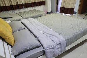 Family Room | Desk, free WiFi, bed sheets - Kaewchantra Mansion (Chiang Mai)