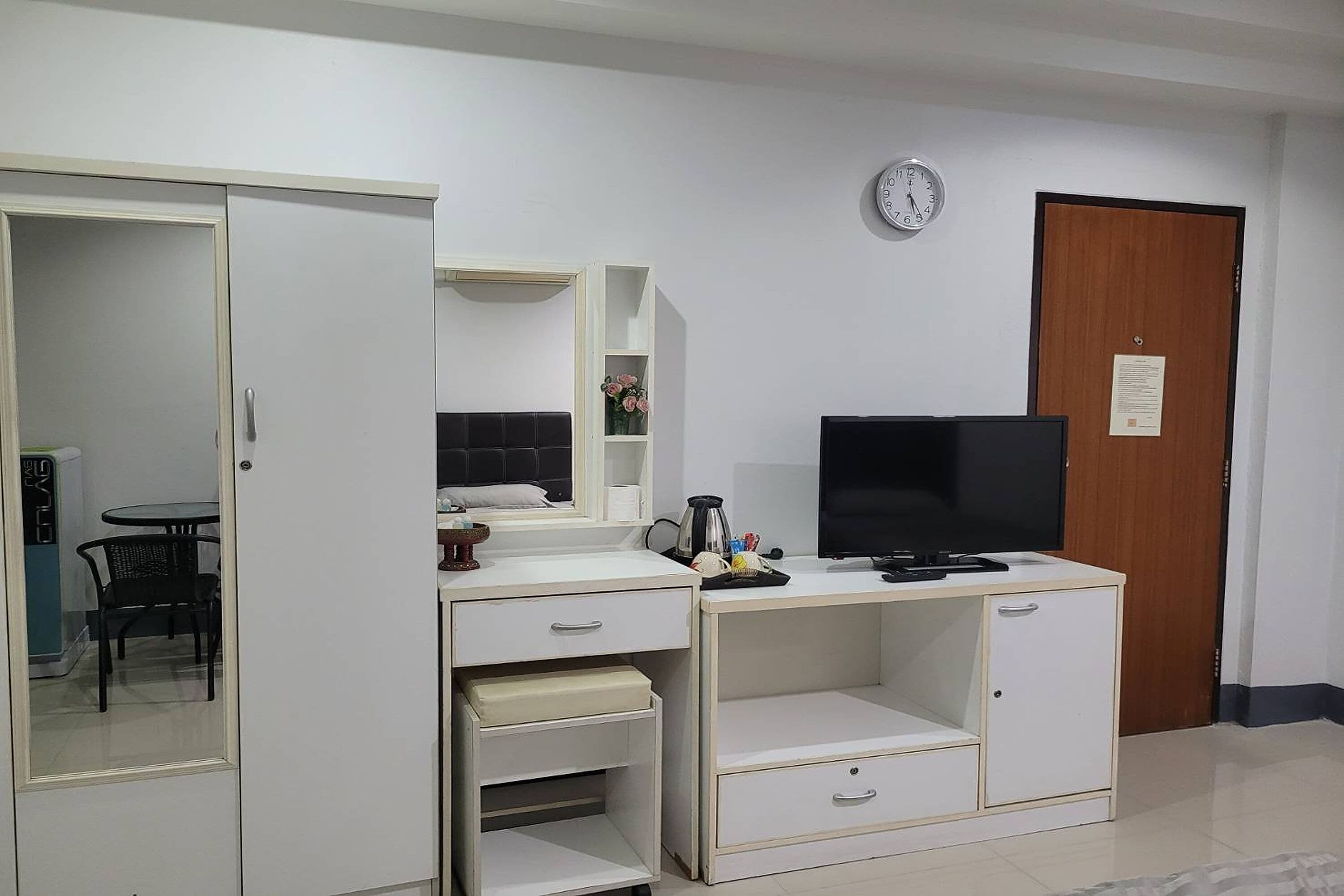 standard twin room | desk, free wifi, bed sheets