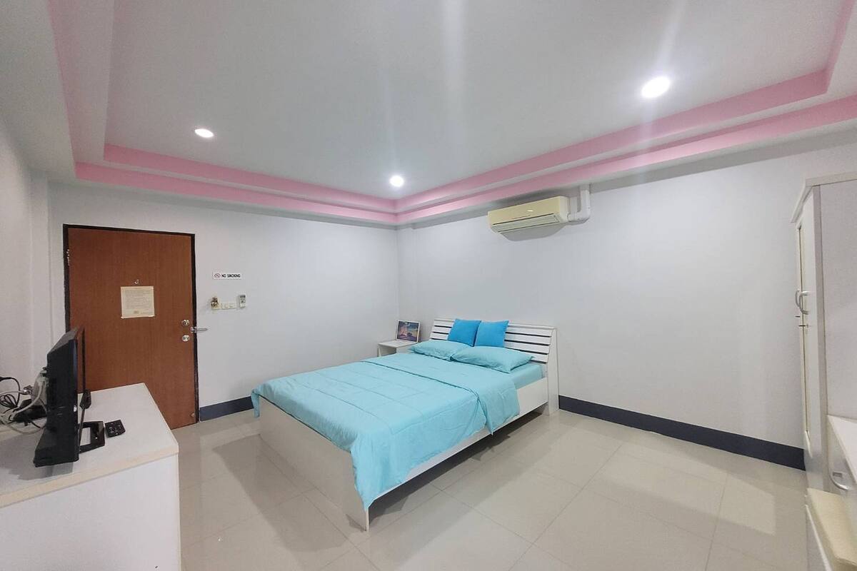 Desk, free WiFi, bed sheets