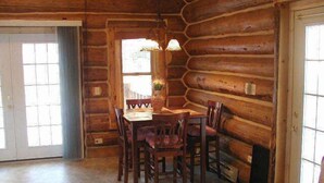 Cabin truyền thống, 1 phòng ngủ (Renegade) | Khu vực ăn uống tại phòng