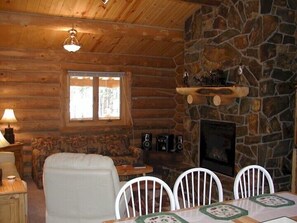 TV, DVD player - Trails End Lodge (Custer)