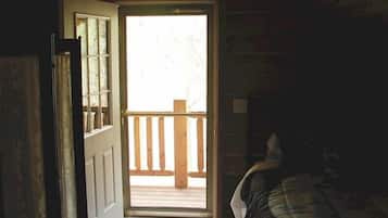 Traditional Cabin (Papoose) | 1 bedroom, individually decorated, individually furnished