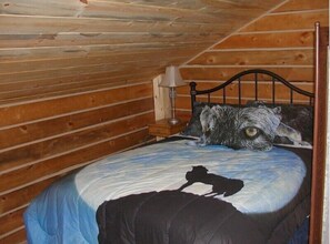 Traditional Cabin (Papoose) | 1 bedroom, individually decorated, individually furnished