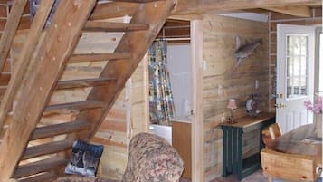 Traditional Cabin (Papoose) | 1 bedroom, individually decorated, individually furnished