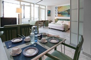 Superior appartement, 1 slaapkamer | Dineren op de kamer