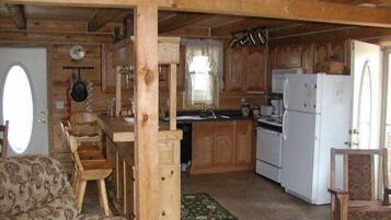 Premier Cabin (Desperado) | Private kitchen | Fridge, microwave, stovetop, dishwasher
