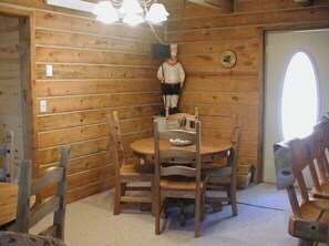 Premier Cabin (Desperado) | In-room dining