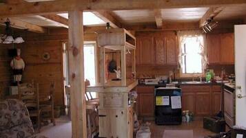Premier Cabin (Desperado) | Private kitchen | Fridge, microwave, stovetop, dishwasher